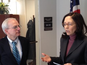 Dr. Max Moehs discusses climate change with Sen. Maria Cantwell (WA).